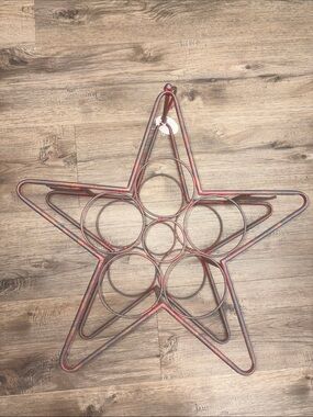 Red Star-Shaped Metal Bottle Rack - Decorative Wine Holder